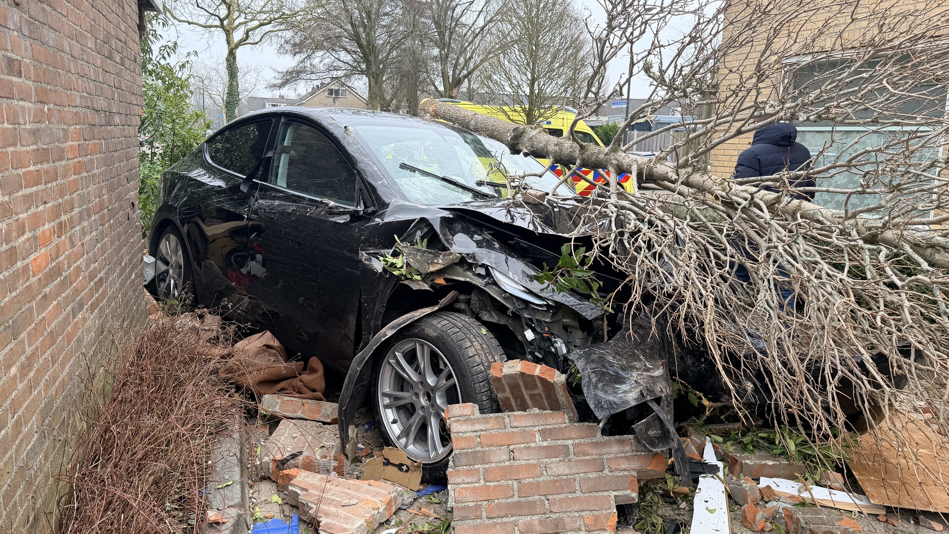 Foto: Tesla ramt garage.jpeg